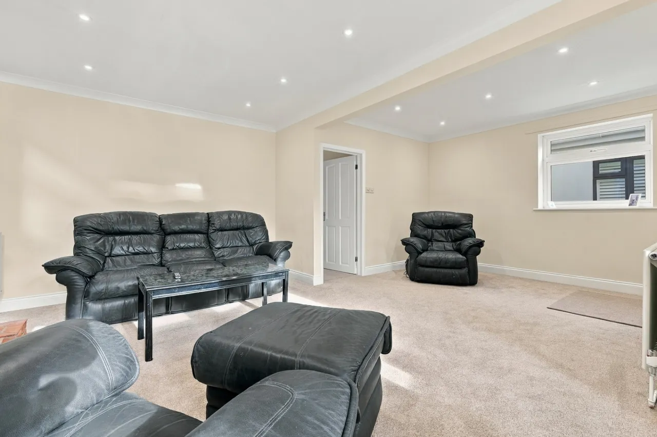 Coleridge Road, Romford, RM3, photo 17