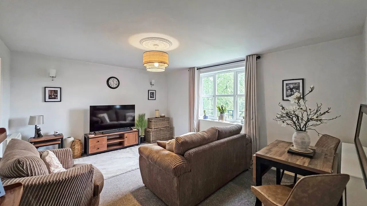Longview Drive, Wardley, M27, photo 3