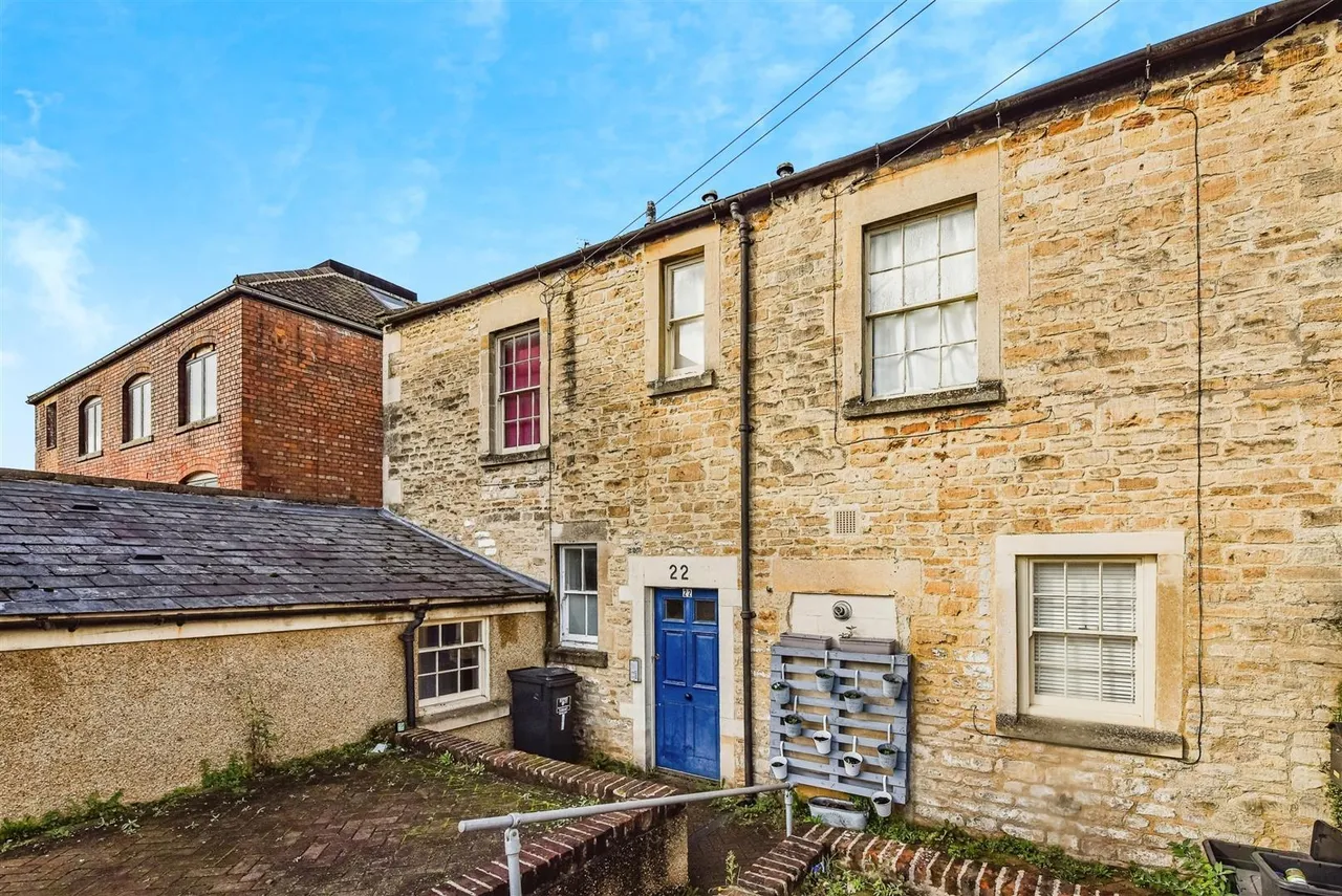 2 bed flat for sale — Old Road, CHIPPENHAM