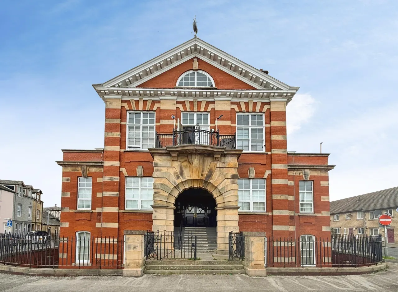 2 bed flat to rent, Cinnabar House, LA4