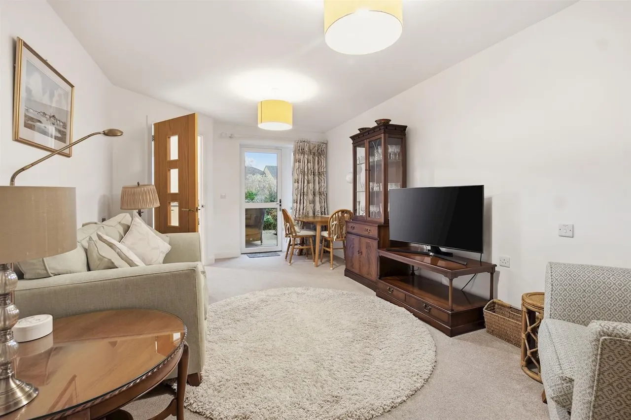 1 bed flat for sale, Churchfield Road, Walton-On-Thames, KT12