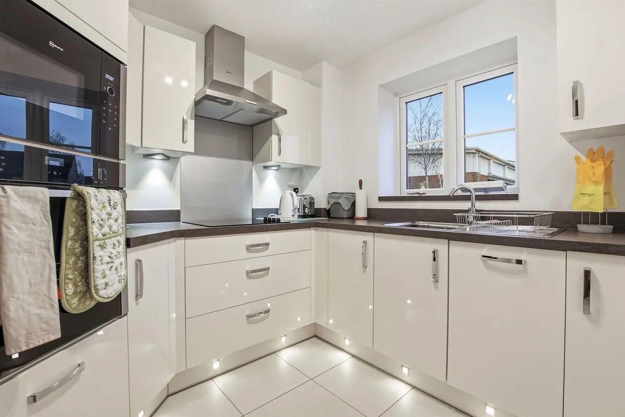 Churchfield Road, Walton-On-Thames, KT12, photo 3