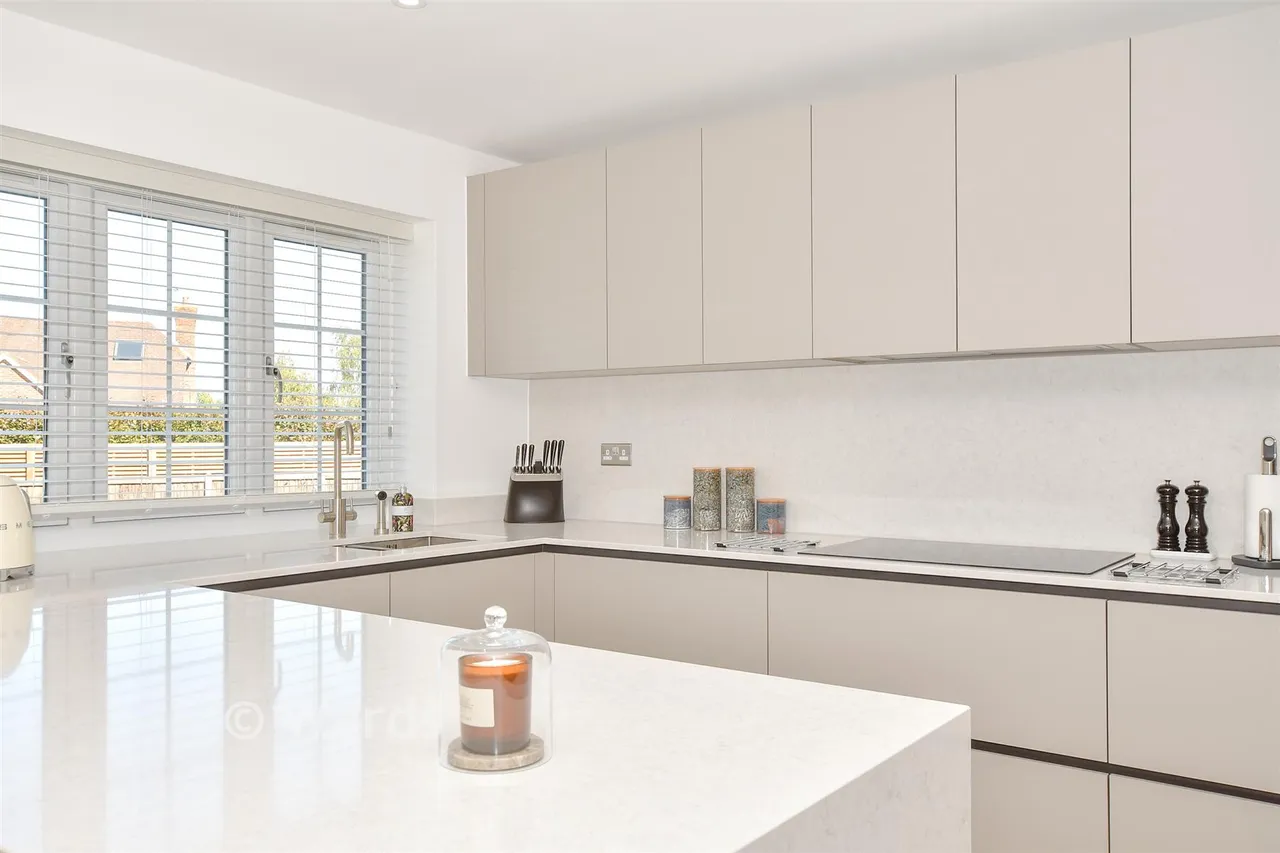 Chapel Garden Close, Kings Hill, ME19, photo 6