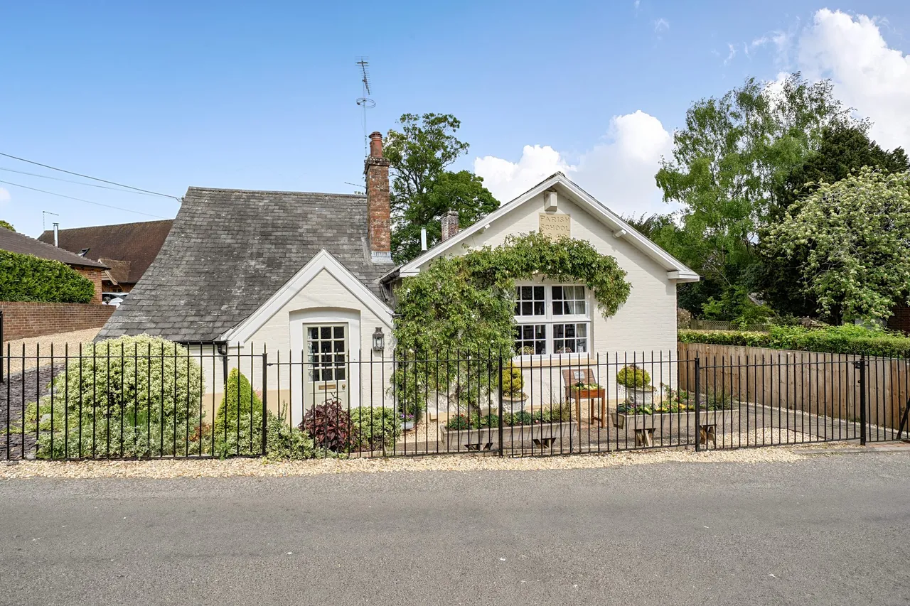 3 bed house for sale — The Old School, Lees Hill, South Warnborough, RG29 1RW