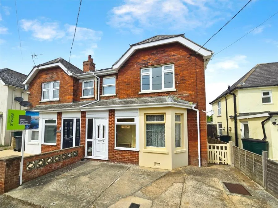 3 bed house for sale, Clayton Road, Freshwater, PO40