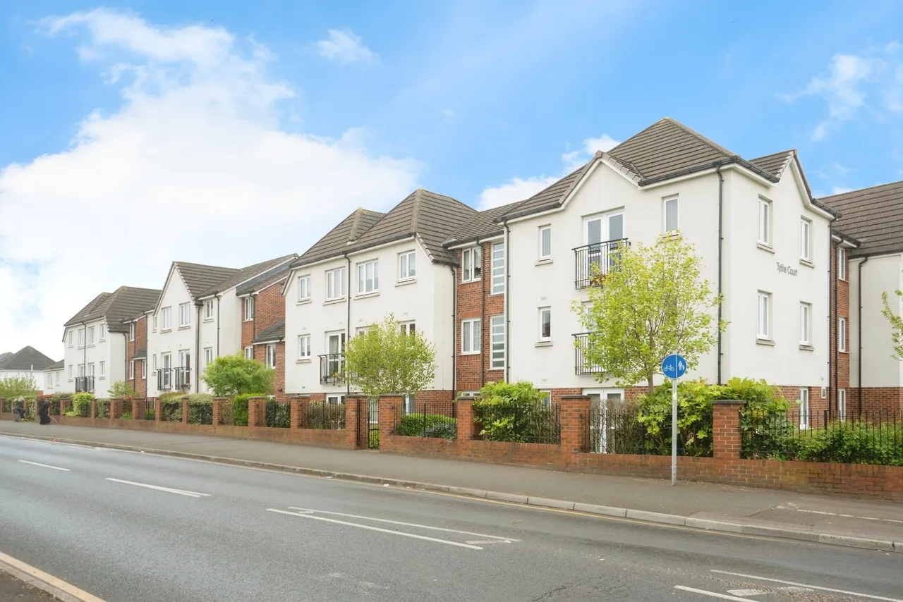 1 bed flat for sale — White Hart Lane, Romford, RM7