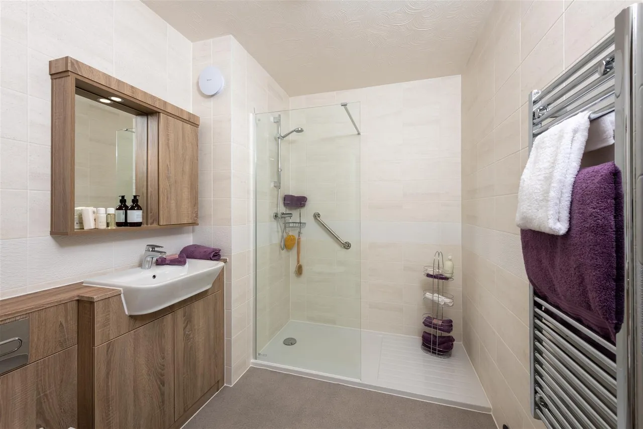 London Road, Bagshot, GU19, photo 4