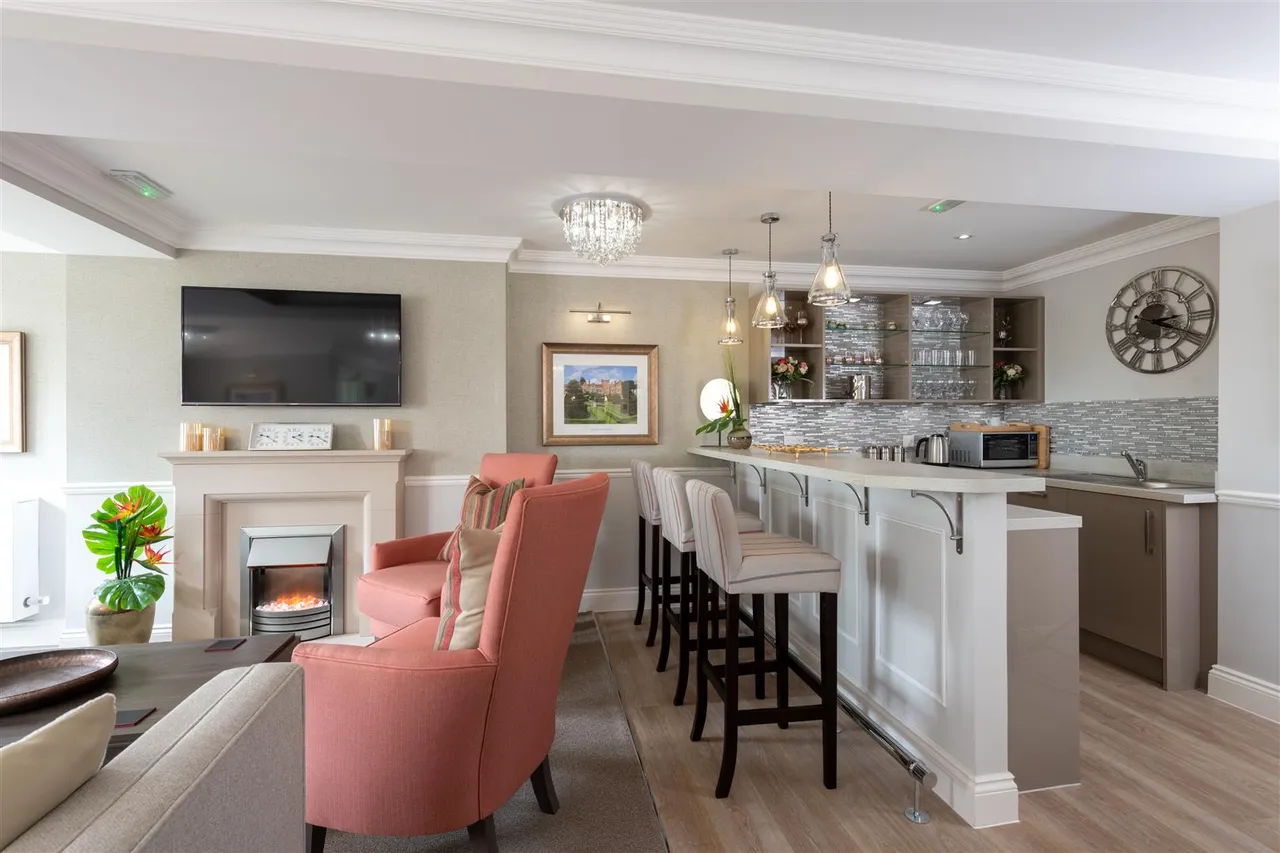 London Road, Bagshot, GU19, photo 5
