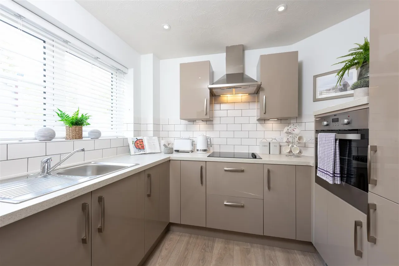 London Road, Bagshot, GU19, photo 3