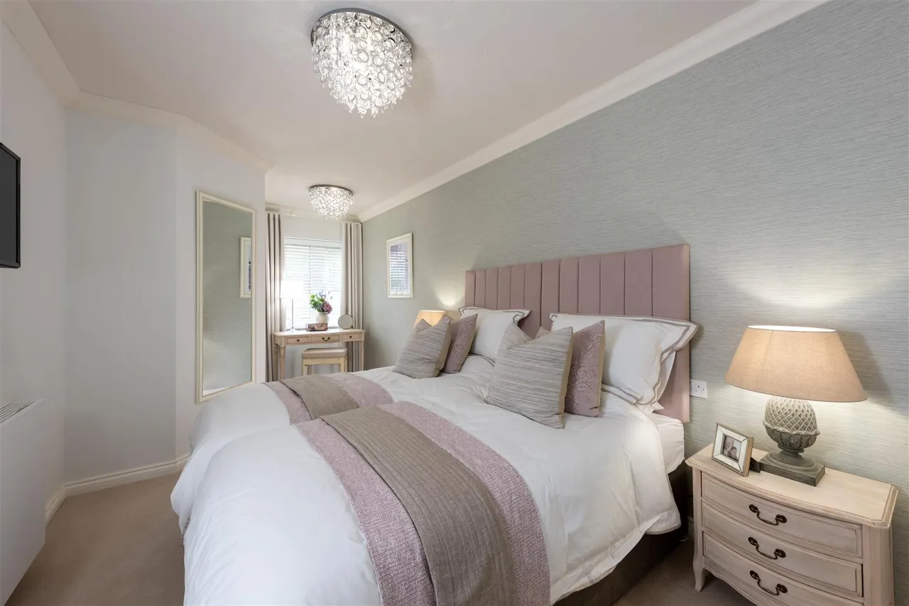 London Road, Bagshot, GU19, photo 2