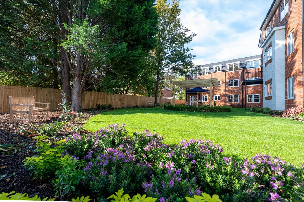 London Road, Bagshot, GU19, photo 7