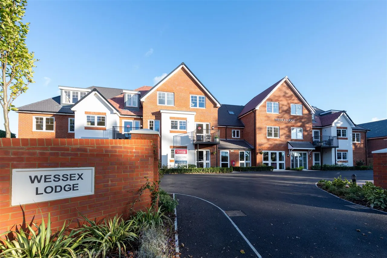 London Road, Bagshot, GU19, photo 10