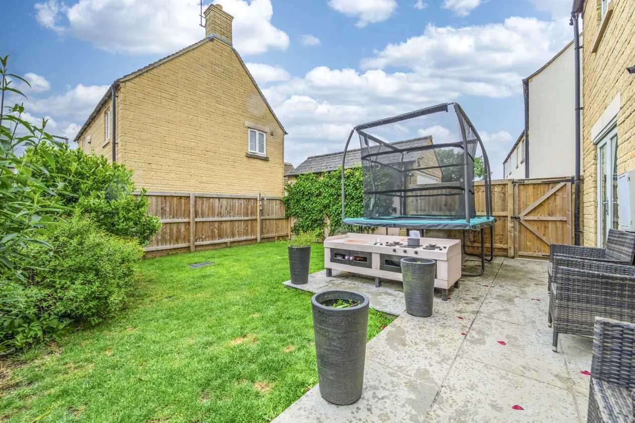 Winchcombe Gardens, South Cerney, GL7, photo 3