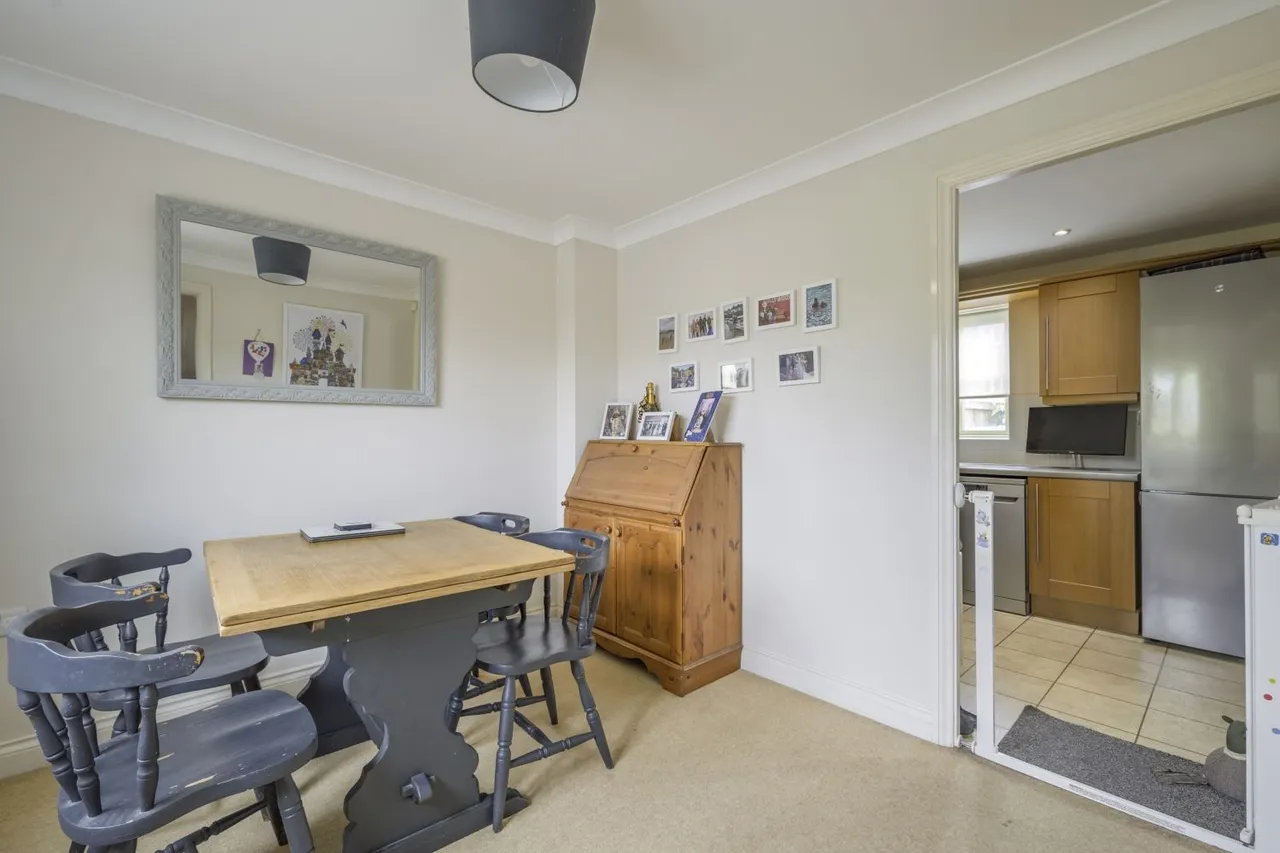 Winchcombe Gardens, South Cerney, GL7, photo 4