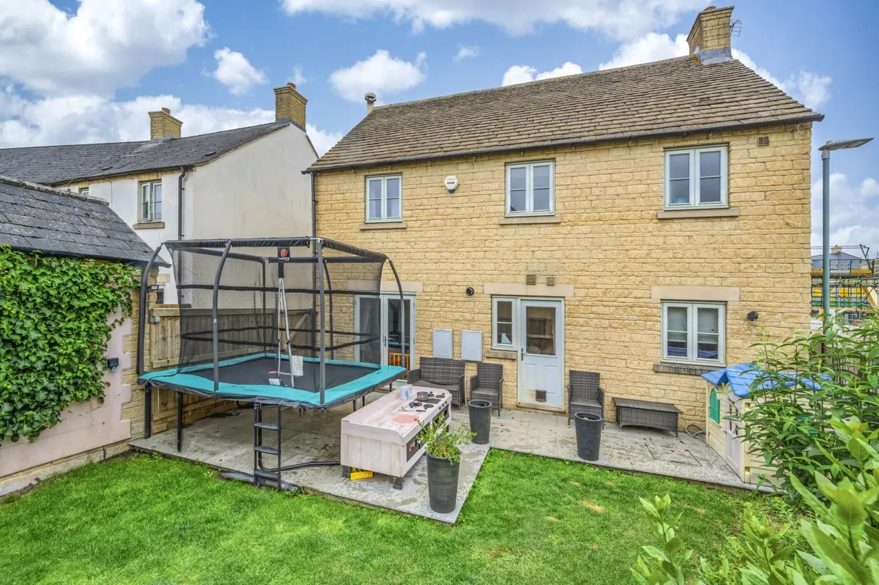 Winchcombe Gardens, South Cerney, GL7, photo 12