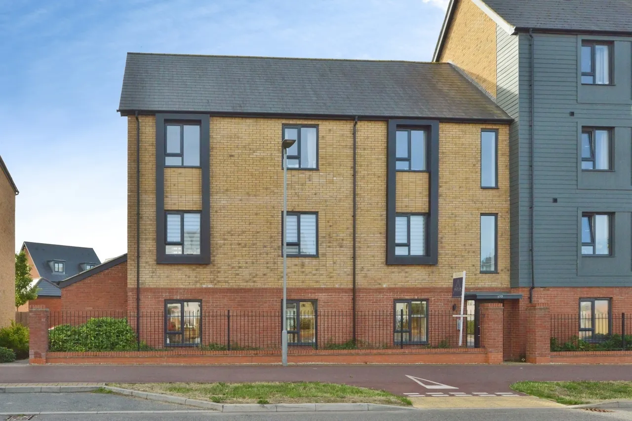 2 bed flat for sale — Barrosa Way, Whitehouse, Milton Keynes, Buckinghamshire, MK8