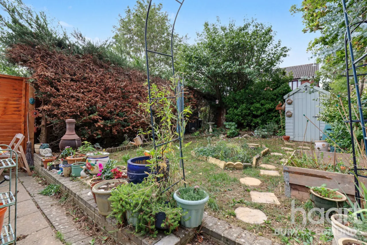 Warwick Drive, Bury St Edmunds, IP32, photo 11