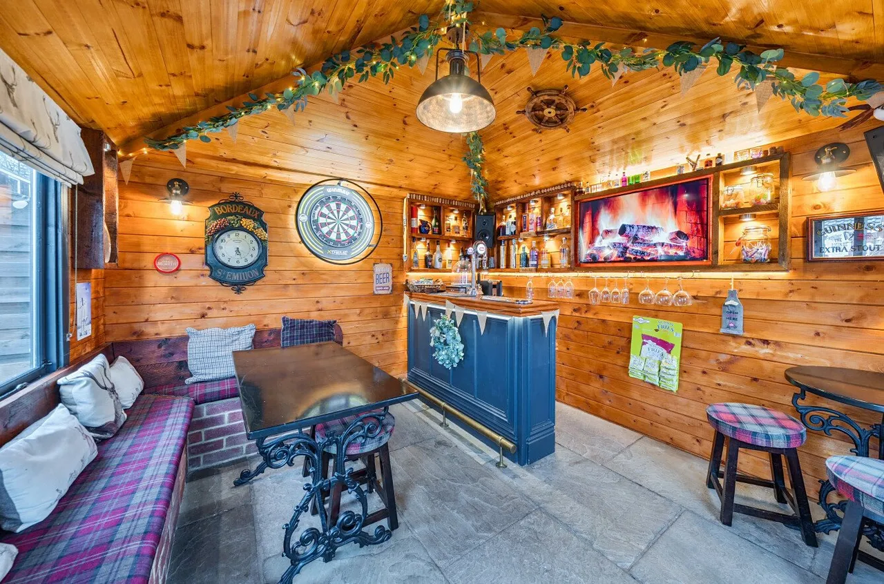 Dunstarn Gardens, Leeds, LS16, photo 20