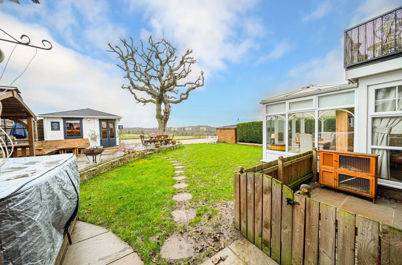 Dunstarn Gardens, Leeds, LS16, photo 25