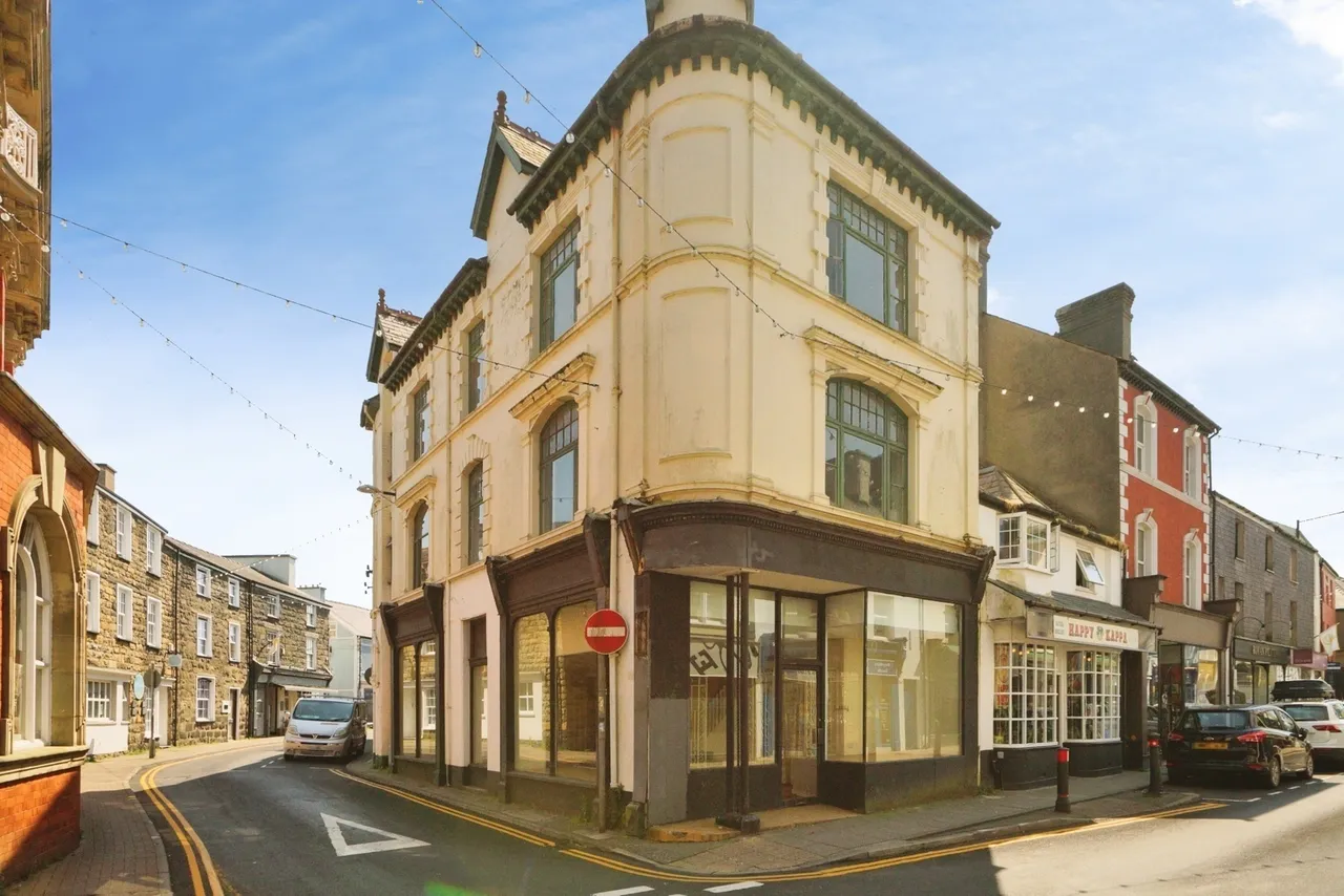 flat for sale, High Street, Pwllheli, LL53