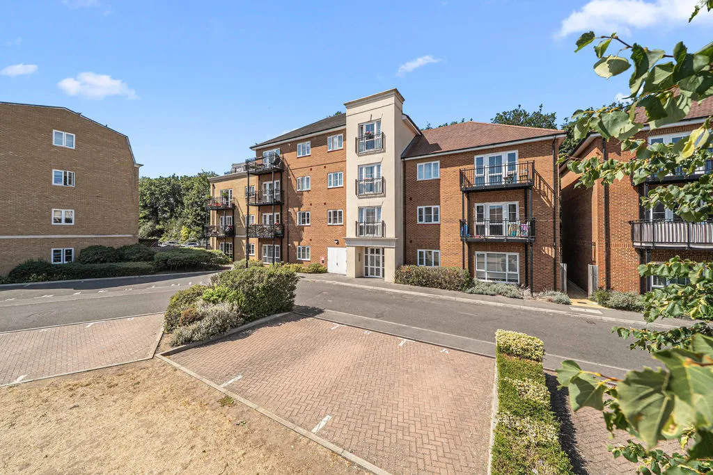 2 bed flat for sale — Alderson Grove Hersham, Walton-On-Thames KT12 5EG
