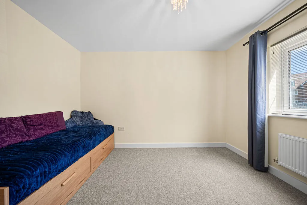 Alderson Grove Hersham, Walton-On-Thames KT12 5EG, photo 7