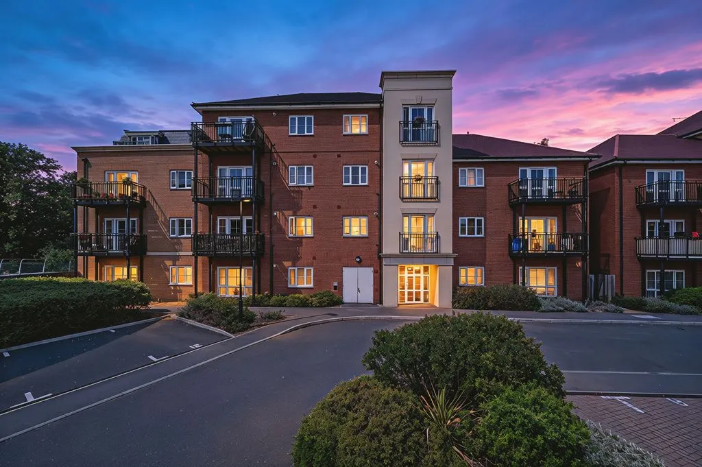 Alderson Grove Hersham, Walton-On-Thames KT12 5EG, photo 12