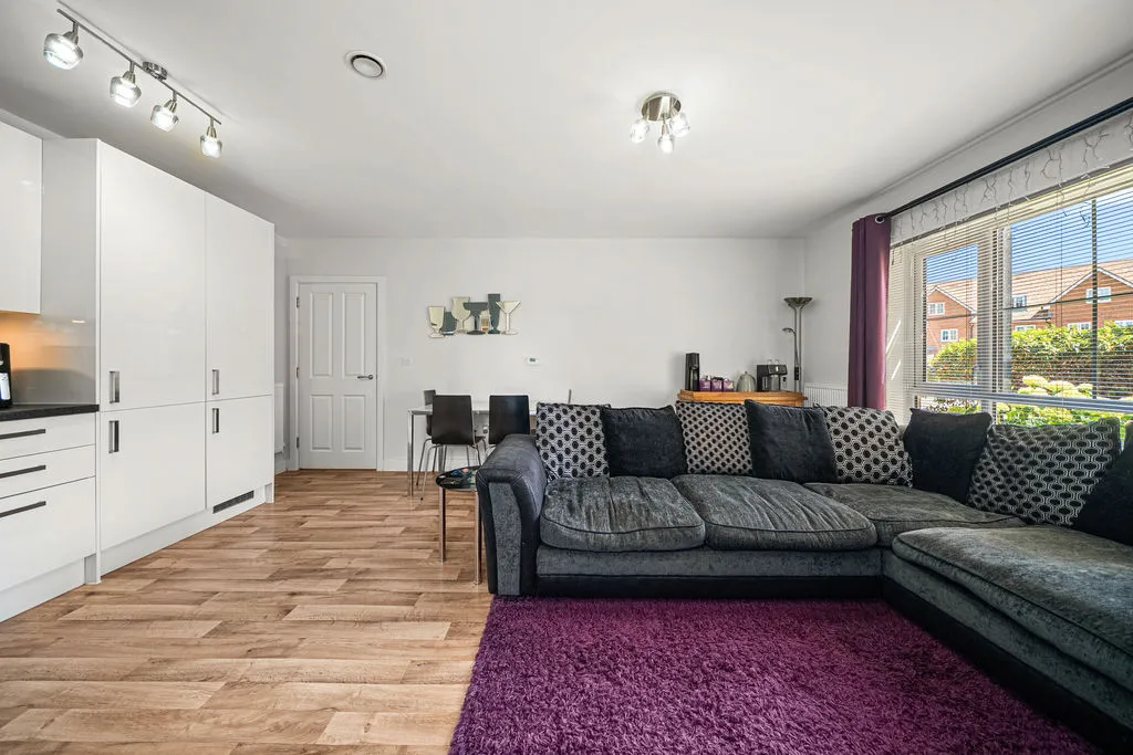 Alderson Grove Hersham, Walton-On-Thames KT12 5EG, photo 5