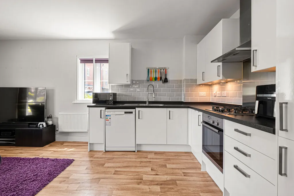 Alderson Grove Hersham, Walton-On-Thames KT12 5EG, photo 4