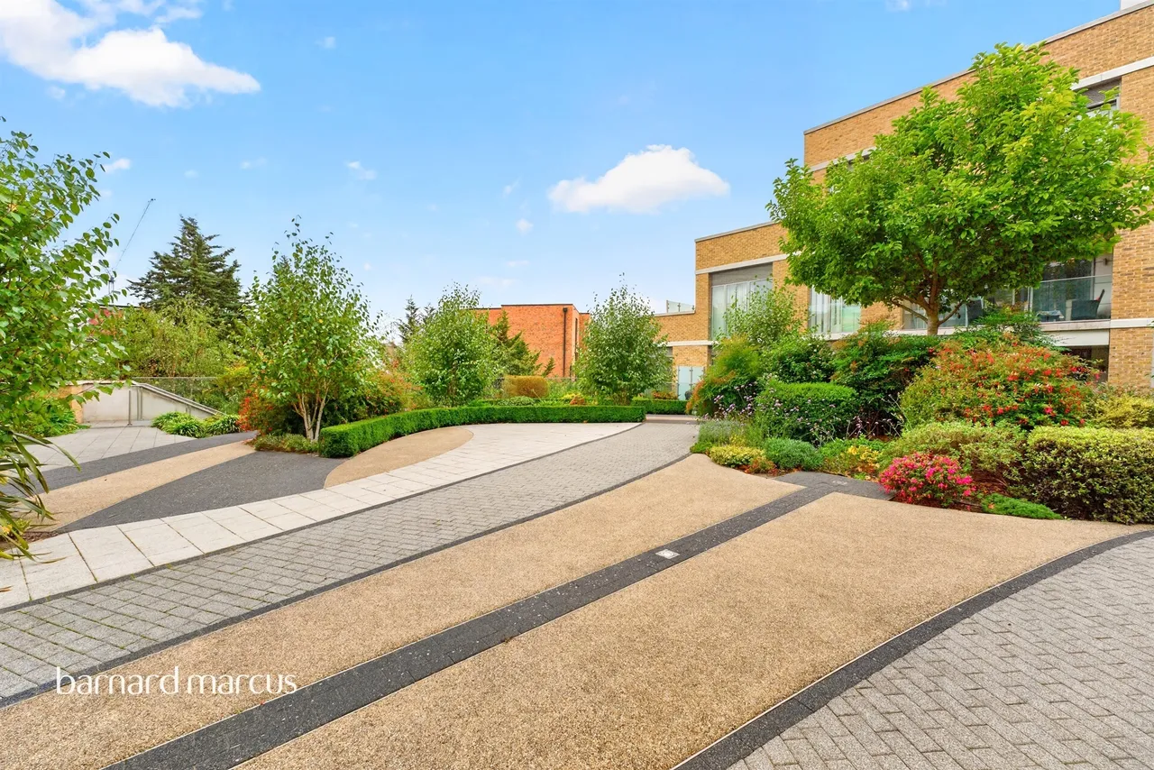 Acton Walk, London, N20, photo 20