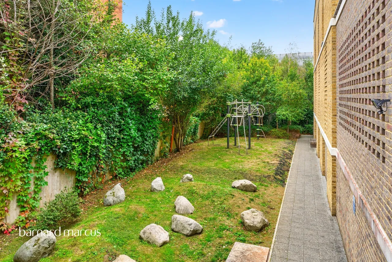 Acton Walk, London, N20, photo 11
