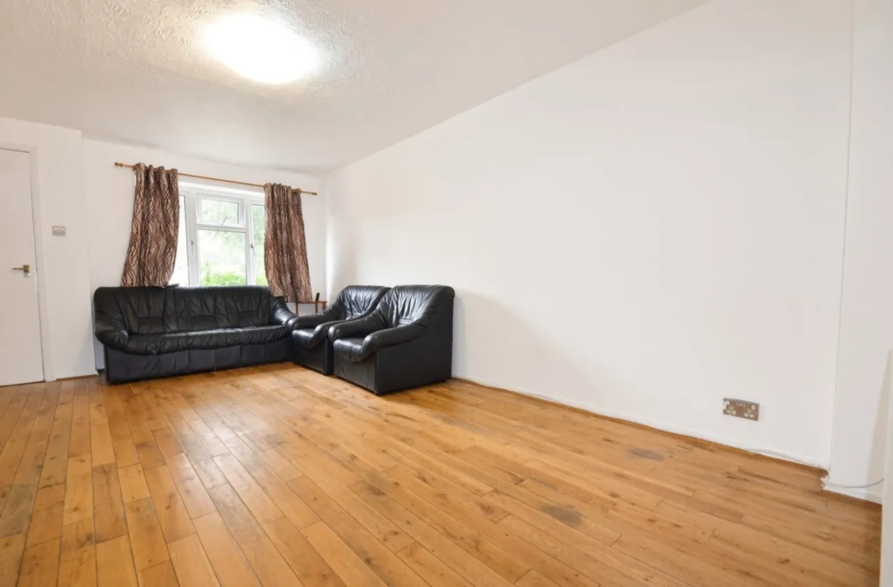 Trevithick Close, Feltham, photo 4