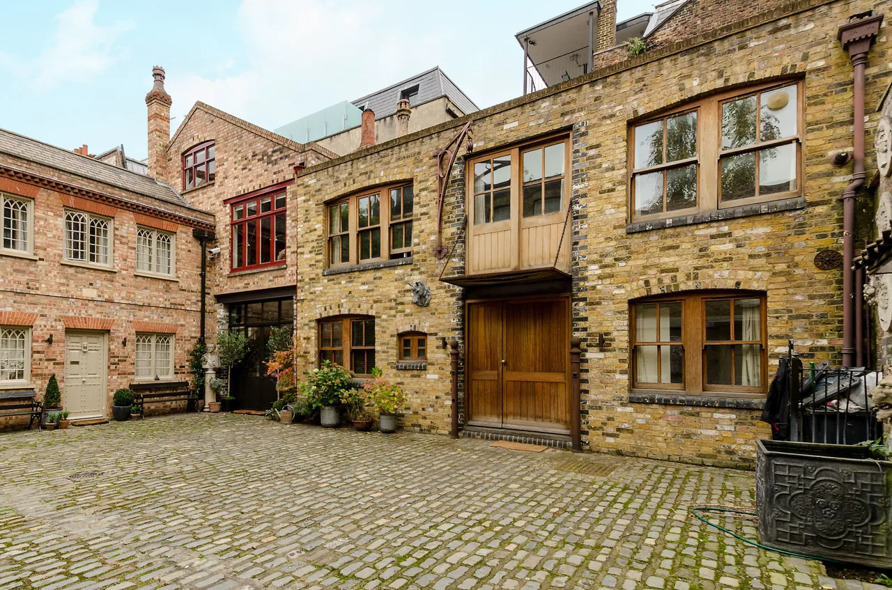 The Stables, 33a Fournier Street, London, photo 8