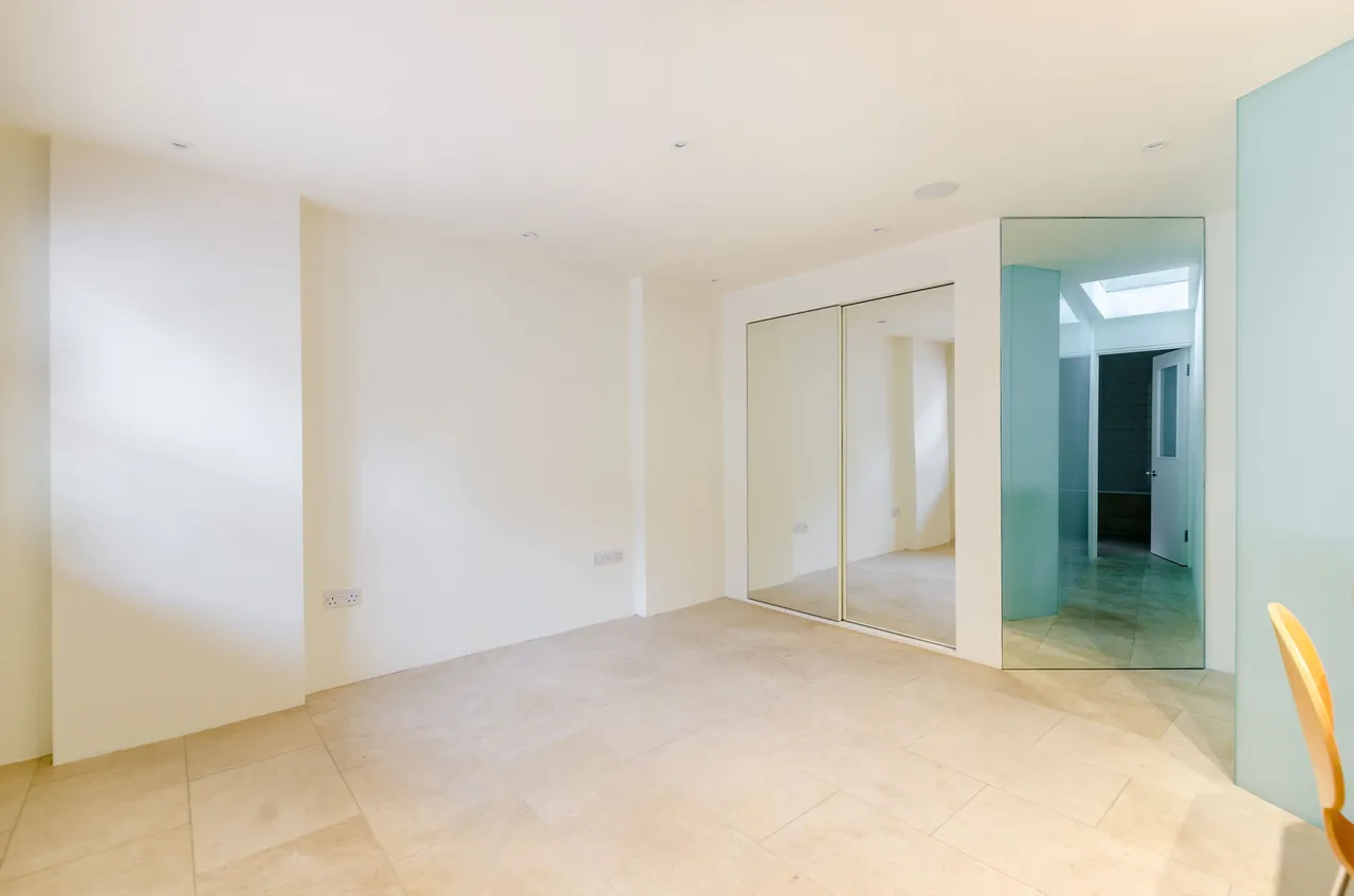The Stables, 33a Fournier Street, London, photo 3