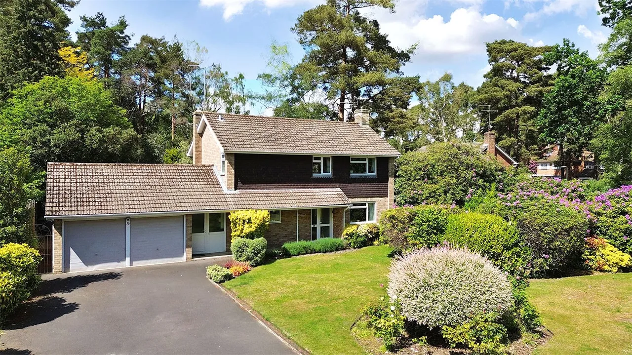 4 bed house for sale — Dinorben Close, Fleet, Hampshire, GU52 7SL