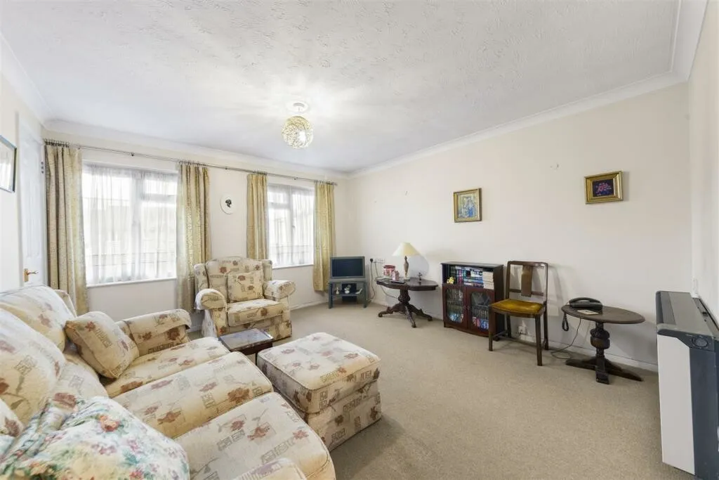 Auriol Drive, Hillingdon, UB10, photo 8