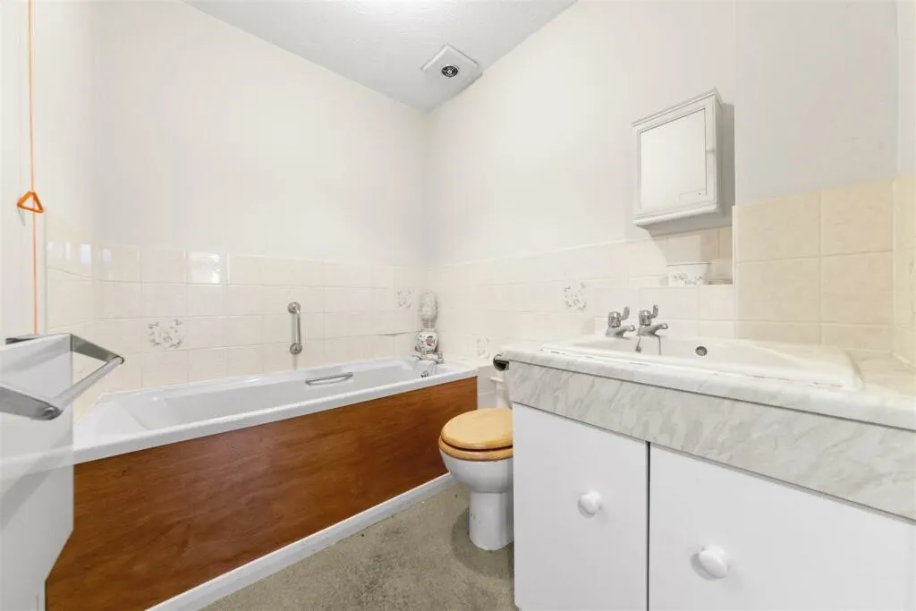 Auriol Drive, Hillingdon, UB10, photo 17