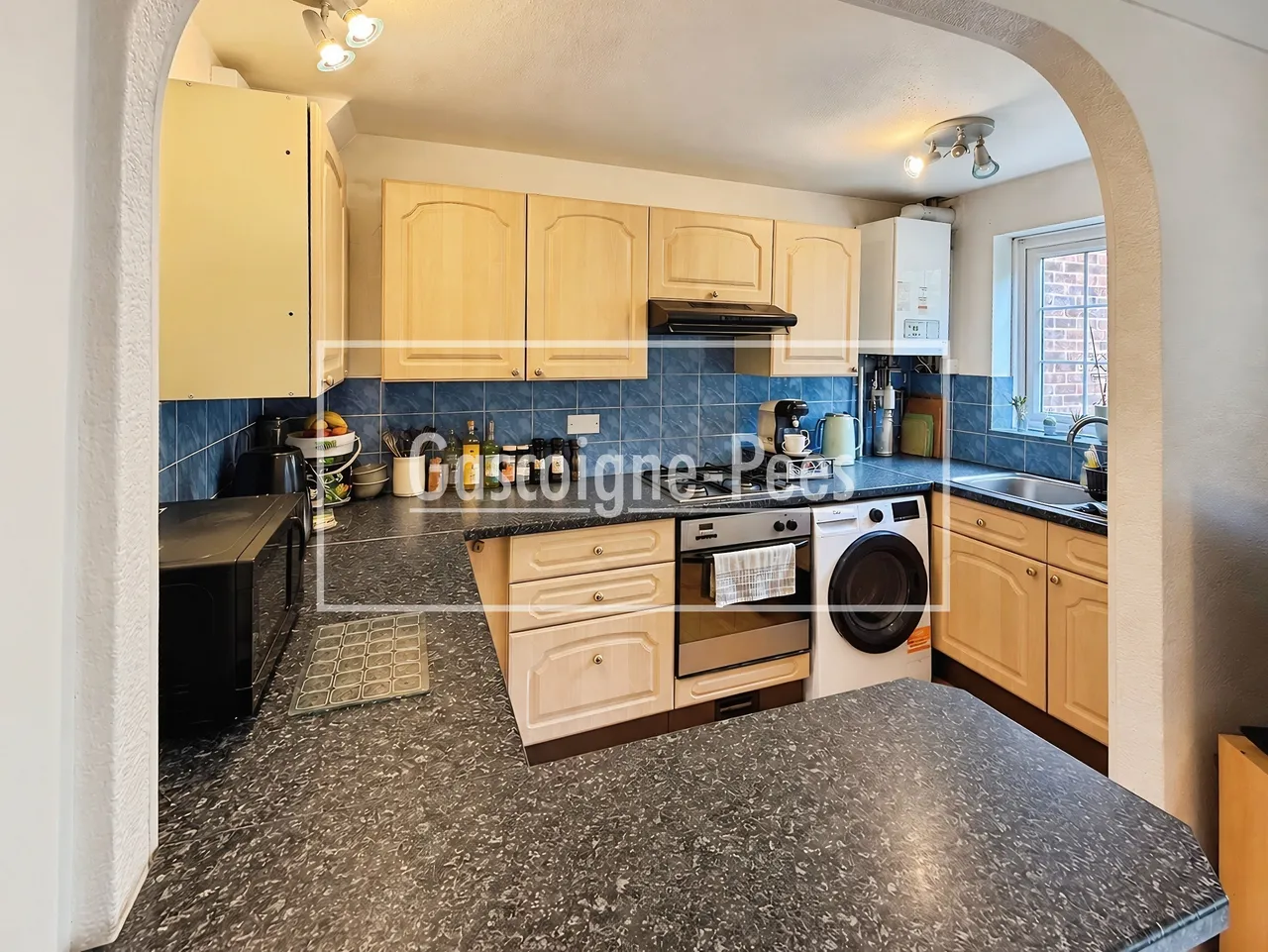 Horsham, RH12, photo 3