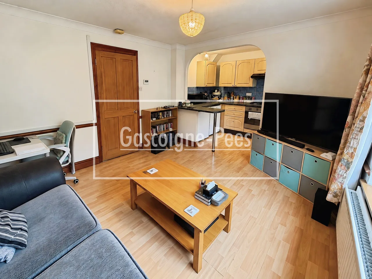Horsham, RH12, photo 2