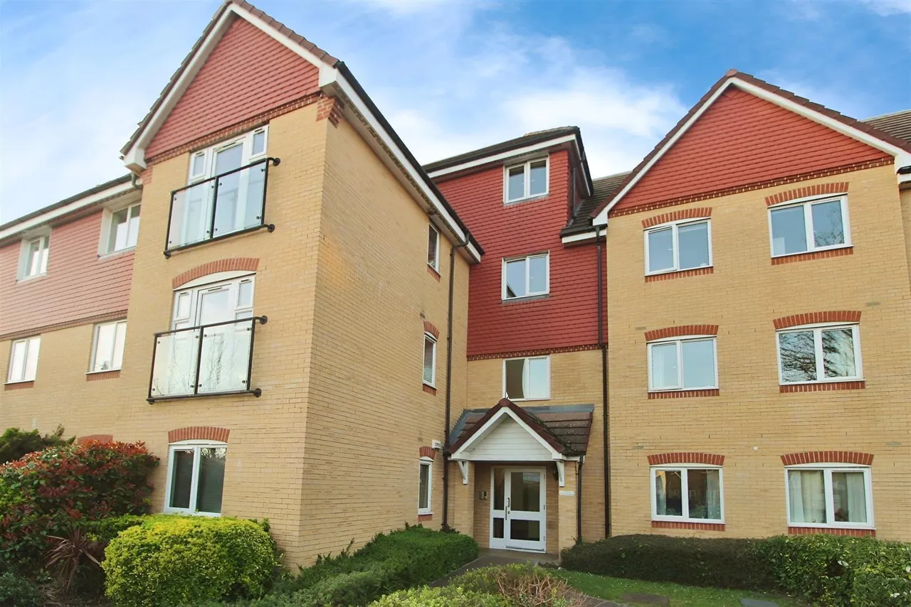 2 bed flat for sale, Bower Way, Slough