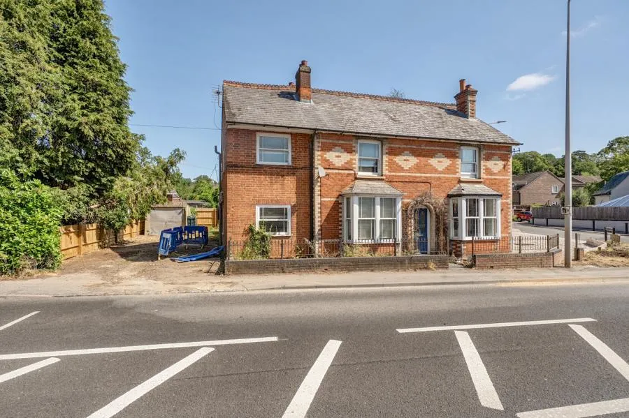 3 bed house for sale, Bath Road, Woolhampton, RG7
