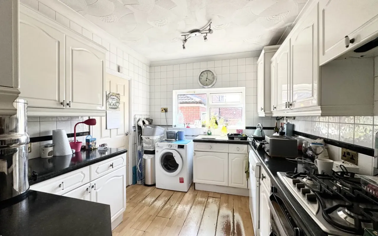 Lynton Way, Windle, photo 6