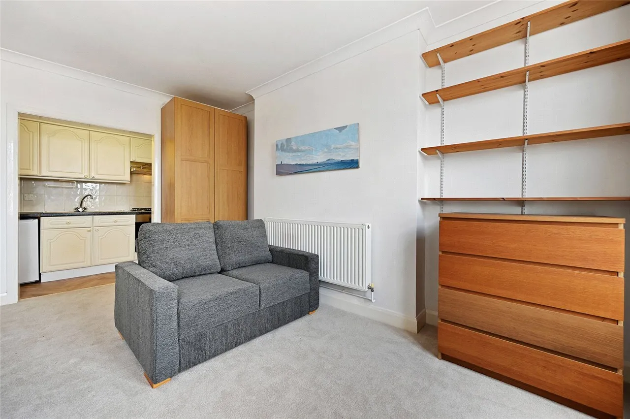Uxbridge Road, London, W12, photo 3