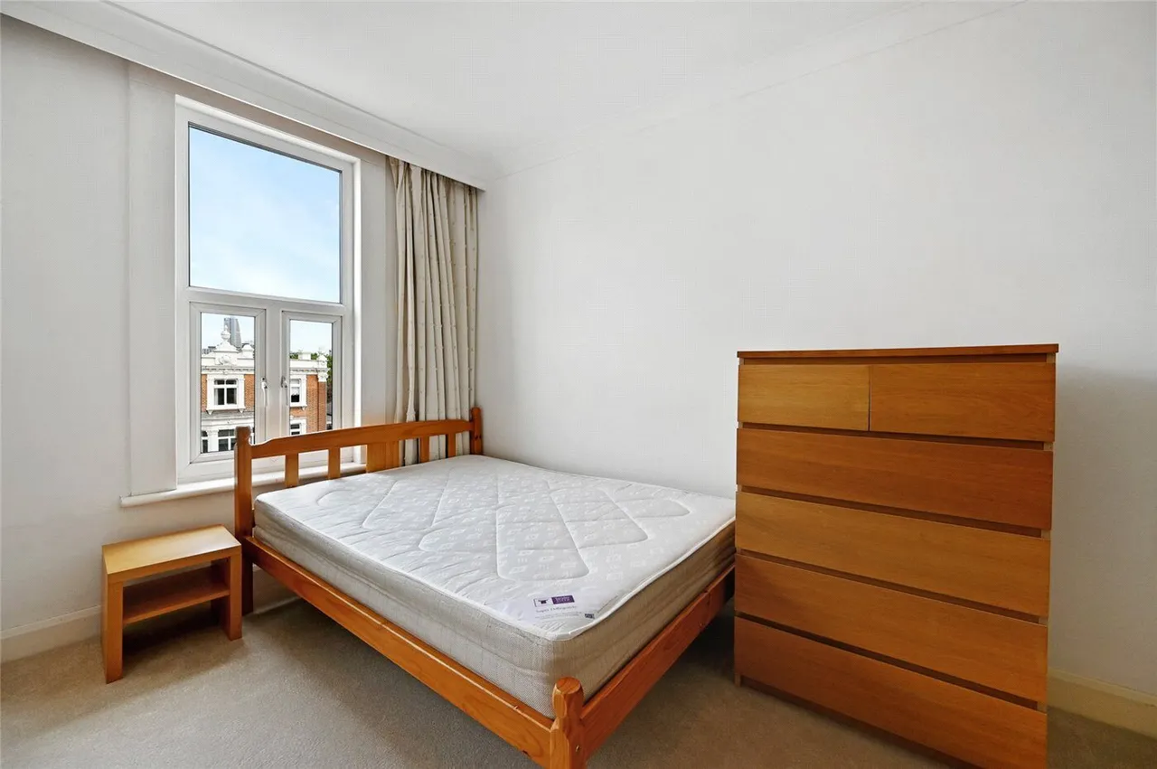 Uxbridge Road, London, W12, photo 5