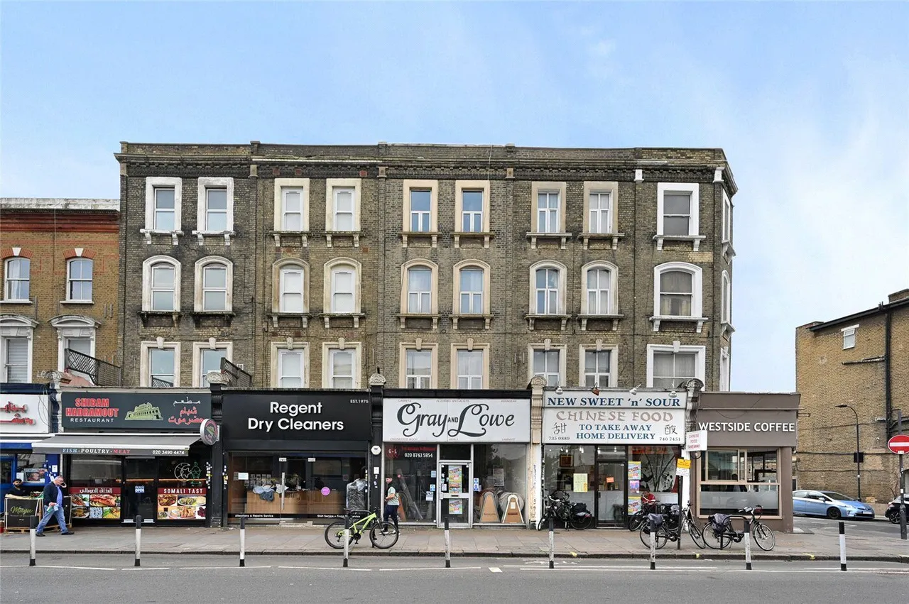 Uxbridge Road, London, W12, photo 7