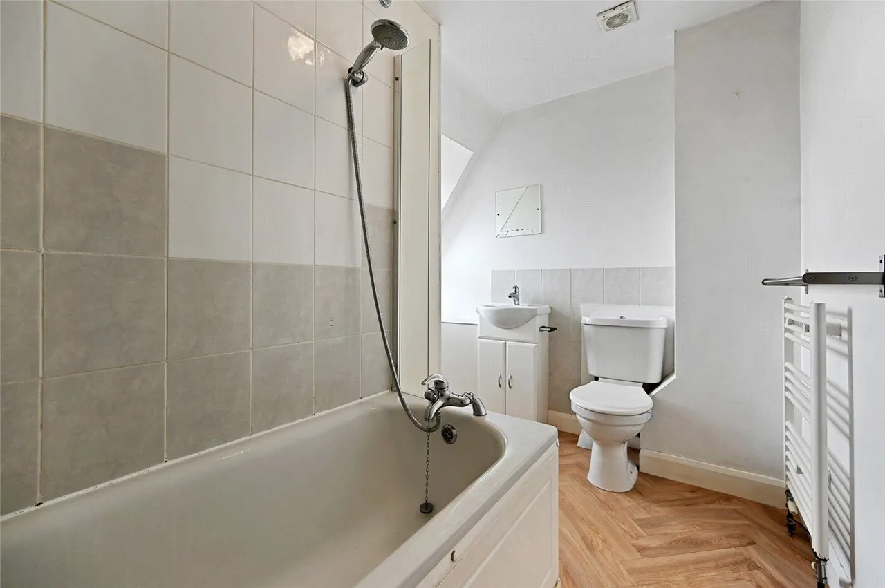Uxbridge Road, London, W12, photo 6