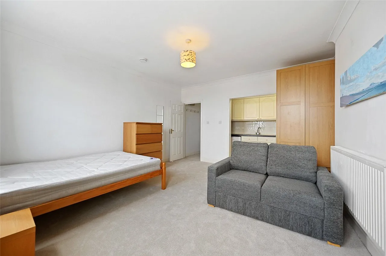 Uxbridge Road, London, W12, photo 2