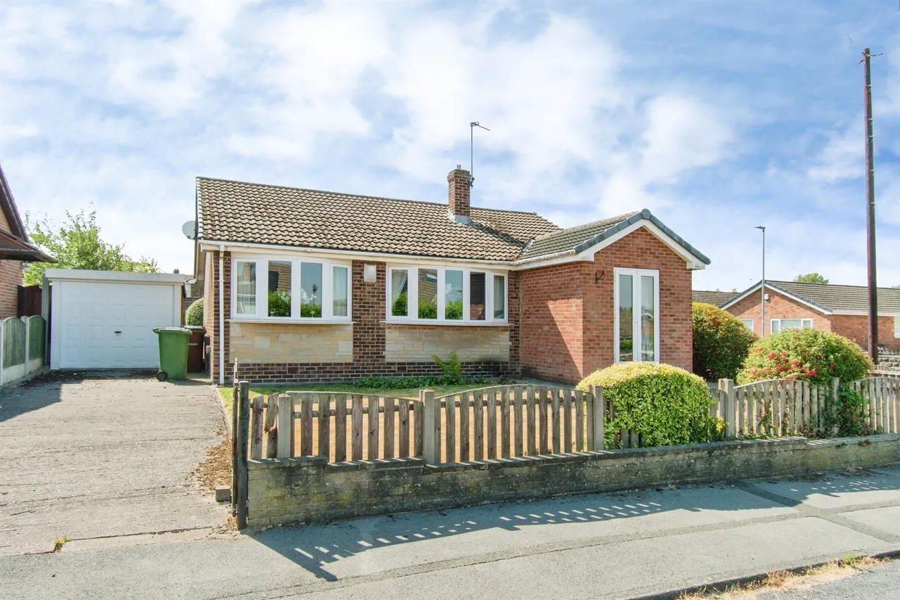 2 bed house for sale — Avon Walk, Featherstone, Pontefract