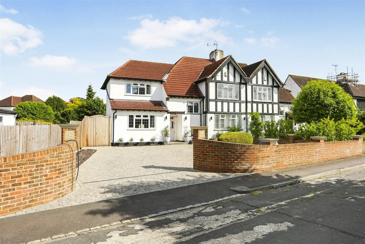4 bed house for sale — Nonsuch Walk, South Cheam, Surrey, SM2 7NG