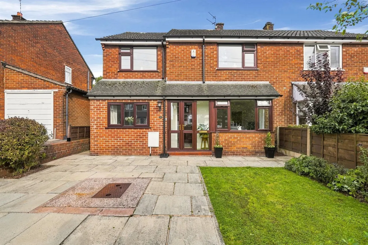 4 bed house for sale — Barnfield Road, Bollington